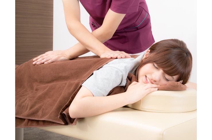 女性にマッサージしている画像